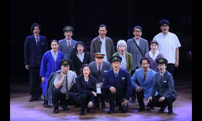 天海祐希、香取慎吾ほか、総勢15人の豪華キャストが約100人の群像を描く！ ミュージカル三谷幸喜「新宿発8時15分」 WOWOWにて2026年9⽉放送‧配信決定！